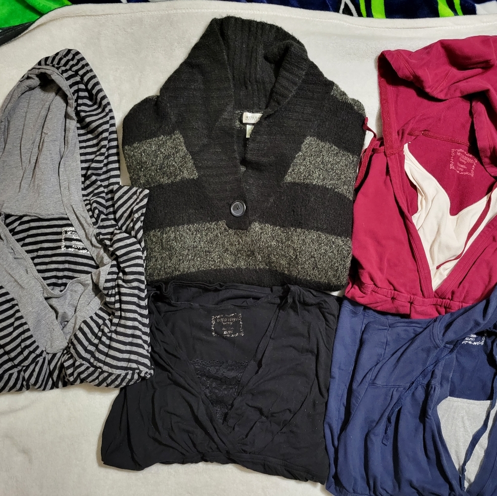 Lot of long sleeve maternity shirts/hoodies